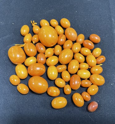 Lot 91 - A quantity of loose Baltic oval amber beads