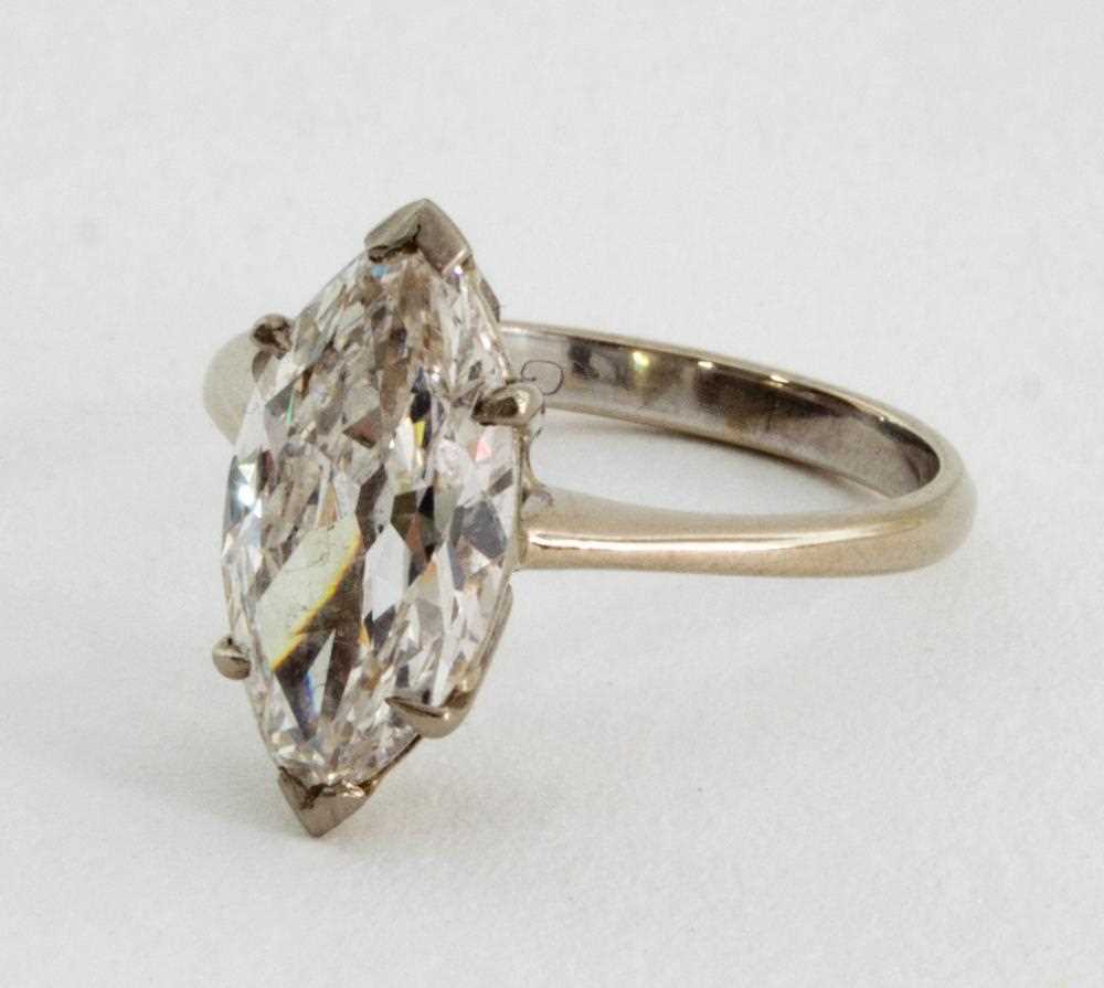 Lot 1004 - A marquise shaped single stone diamond ring,...