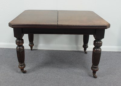 Lot 53 - An Edwardian mahogany extending dining table,...