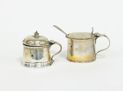 Lot 485 - A drum shaped silver mustard pot, London 1829,...