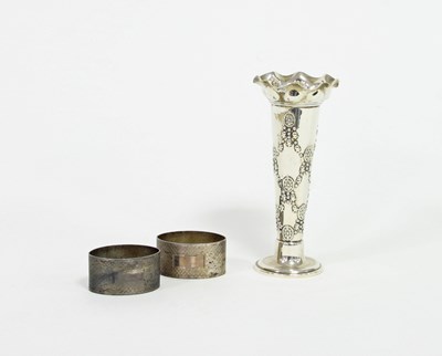 Lot 511 - A pair of silver napkin rings and a silver vase