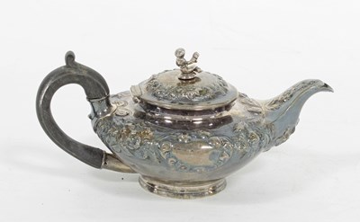 Lot 526 - A William IV silver teapot, Richard Pearce &...