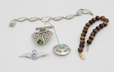 Lot 562 - A collection of jewellery including a...