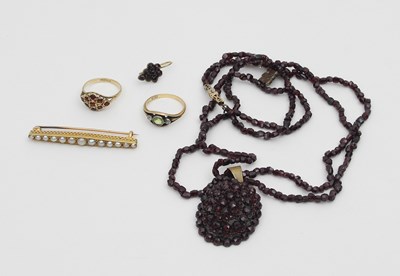 Lot 567 - A collection of jewellery including a garnet...