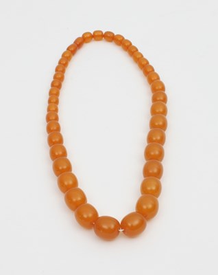 Lot 589 - An amber bead necklace, graduated from the front