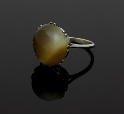 Lot 601 - A chrysoberyl cat's eye ring, the cabochon...