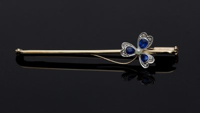 Lot 604 - An Edwardian sapphire and diamond pin,...