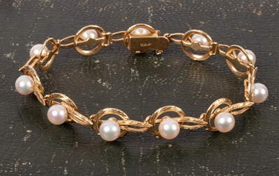 Lot 105 - A 14k yellow gold and pearl bracelet