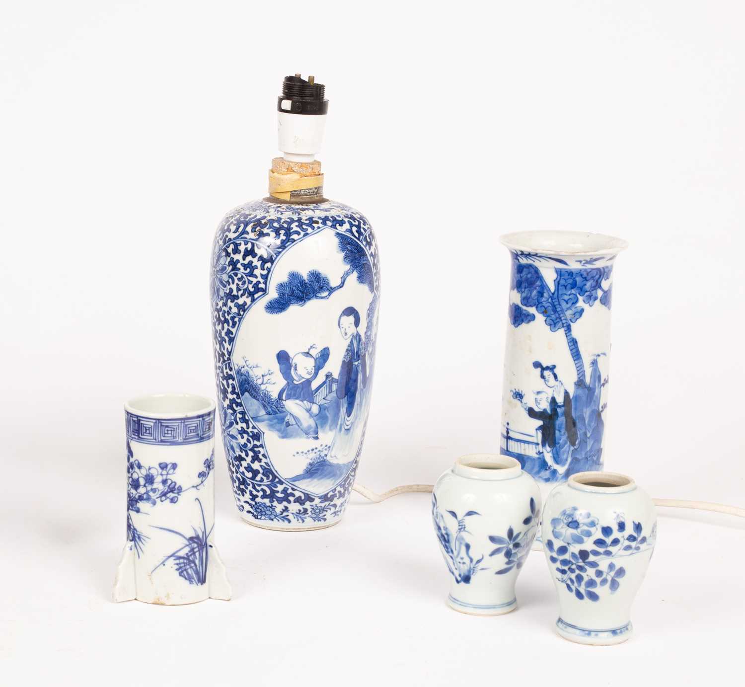 Lot 8 - A mixed lot of Chinese blue and white ceramics