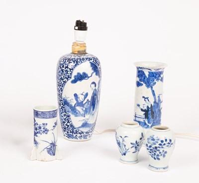 Lot 8 - A mixed lot of Chinese blue and white ceramics