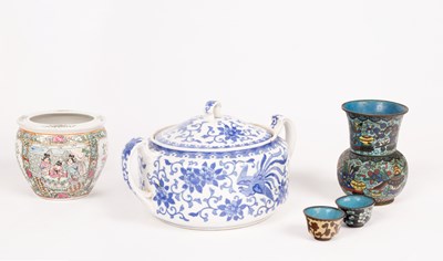 Lot 9 - A mixed lot of Oriental ceramics