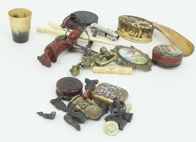 Lot 403 - A quantity of sundries including horn box and...