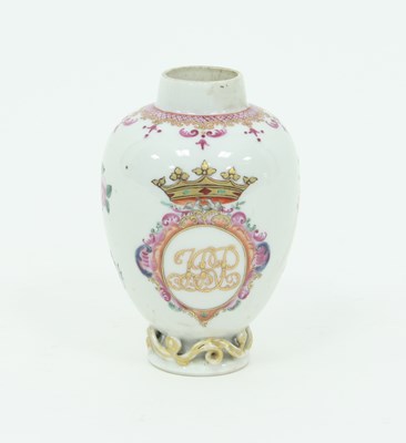 Lot 867 - A Chinese armorial tea caddy, Qianlong circa...