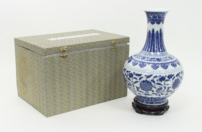 Lot 898 - A Chinese blue and white baluster vase, 20th...