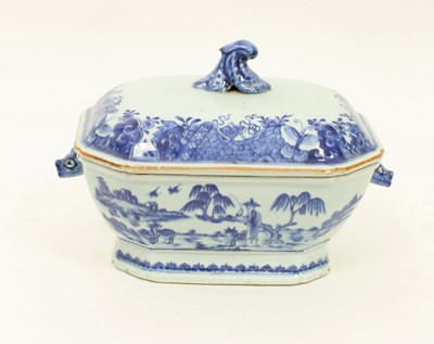 Lot 904 - A Chinese blue and white tureen, late 18th...