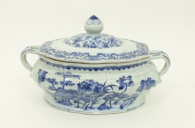 Lot 905 - A large Chinese blue and white tureen, late...