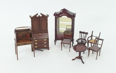 Lot 984 - Eight pieces of doll's house furniture,...