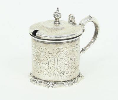 Lot 1092 - A Victorian silver drum shaped mustard pot,...