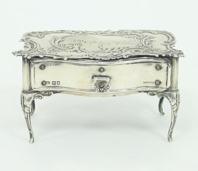 Lot 1094 - A silver trinket box, William Comyns, London...