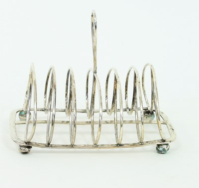 Lot 1111 - A George IV silver seven-bar toast rack, maker'...