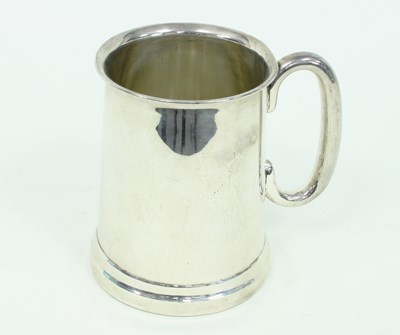 Lot 1117 - A large silver mug, EV, London 1935, with...