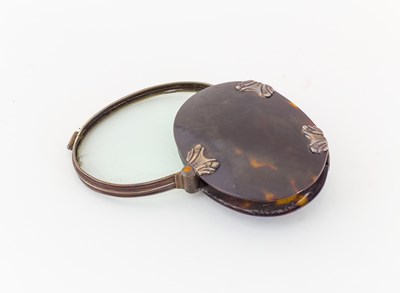 Lot 1152 - A Georgian tortoiseshell cased magnifying...