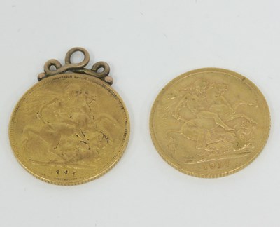 Lot 1176 - A Victorian gold sovereign, 1895, mounted as a...