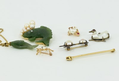 Lot 1200 - Three baroque pearl duck brooches, a jade type...