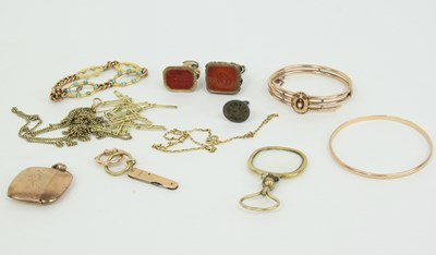 Lot 1229 - A collection of jewellery, including a plain...