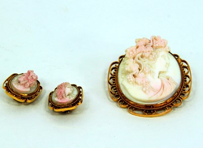 Lot 1233 - A Victorian 9ct gold shell cameo brooch and a...