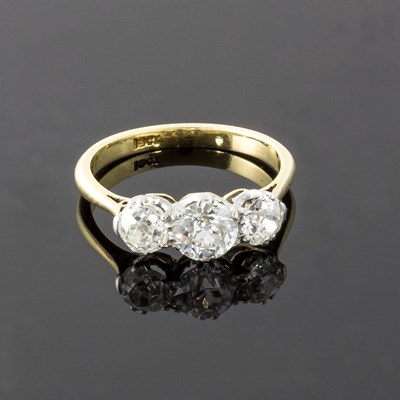 Lot 1278 - A three-stone diamond ring, the graduated...