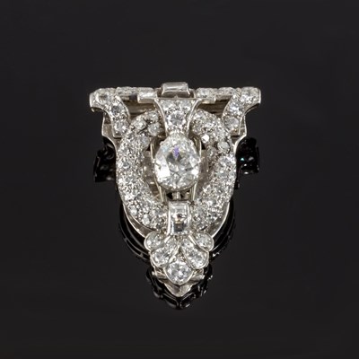 Lot 1282 - An Art Deco diamond clip with central pear...