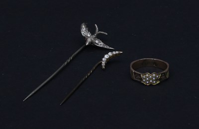 Lot 313 - A diamond set pin modelled as a swallow in...