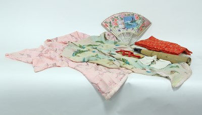 Lot 408 - A child's Japanese kimono, fan and parasol