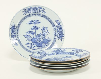 Lot 416 - Six 18th Century Chinese blue and white plates...