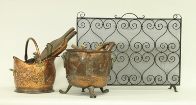 Lot 556 - A copper coal scuttle, a log cauldron, spark...