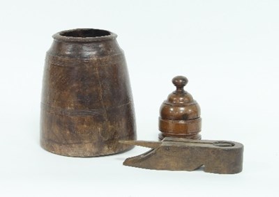 Lot 35 - An 18th Century treen jar and cover, 15cm high,...