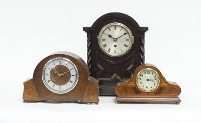 Lot 109 - An oak mantel clock, with spiral columns to...