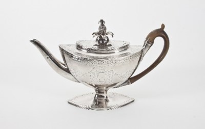 Lot 218 - A George III silver teapot, Duncan Urquhart &...