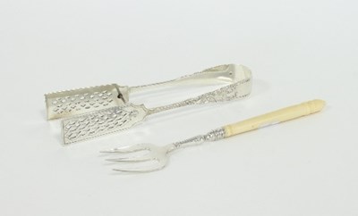 Lot 286 - A pair of Victorian silver asparagus servers,...