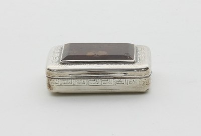 Lot 337 - A George III silver snuff box, Thomas Phipps &...