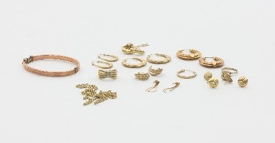 Lot 391 - A quantity of 9ct gold jewellery including a...