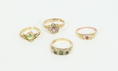 Lot 398 - A peridot and diamond ring of quatrefoil shape,...