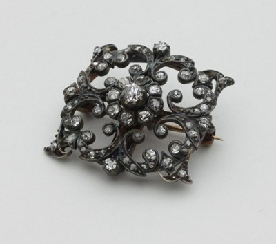 Lot 407 - A diamond openwork brooch of scrolling square...