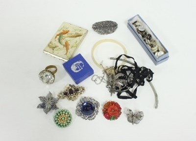 Lot 416 - A quantity of costume jewellery including...