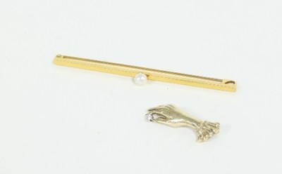 Lot 417 - A 15ct gold bar brooch centred by a pearl and...