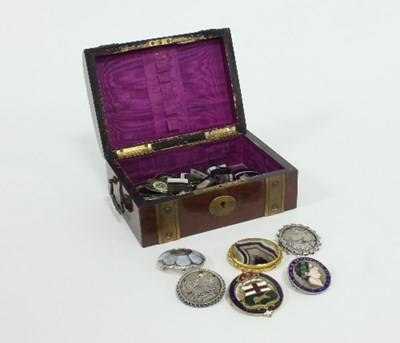 Lot 419 - Various Victorian brooches, including silver,...