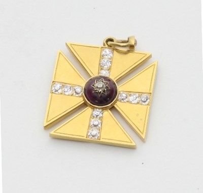 Lot 428 - A gold, diamond and garnet Maltese cross, the...