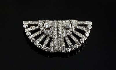 Lot 479 - An Art Deco diamond double clip brooch, circa...