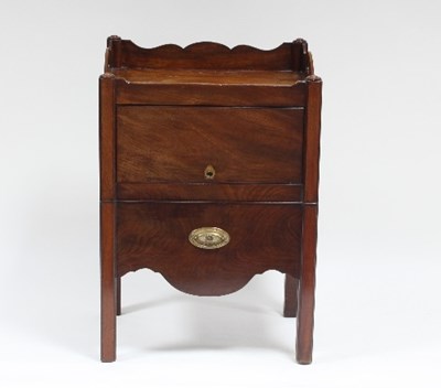 Lot 561 - A George III mahogany tray top commode with...